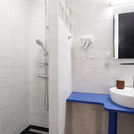 Daire The Baroness *